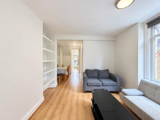 2 bedroom flat in Albert Road, Hendon, NW4 Main Photo