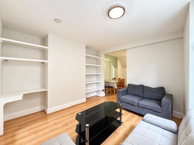 2 bedroom flat in Albert Road, Hendon, NW4 Main Photo