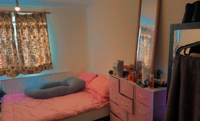 1 double room clean available  Main Photo