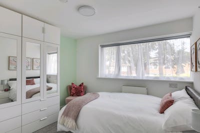 (P) Large  Ensuite Room with Parking Main Photo