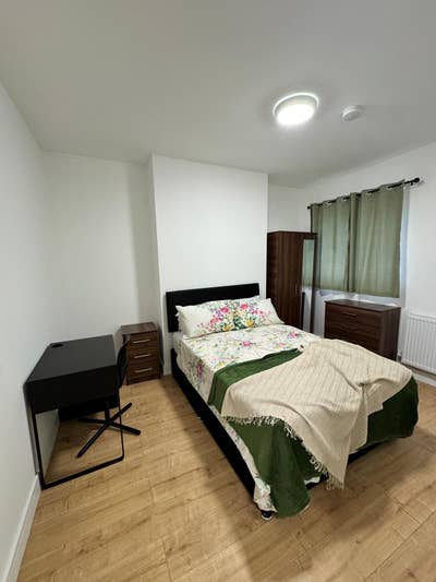 Newly refurbished 5 bedroom in a shared house Main Photo