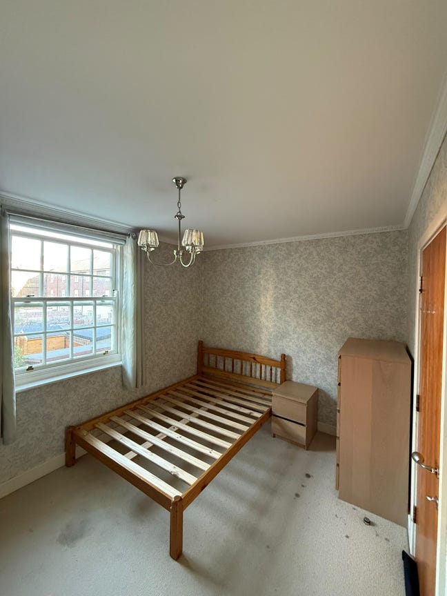 Spacious room in girly home near Elizabeth line! Main Photo