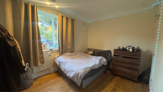 Double Room available in a spacious house Main Photo