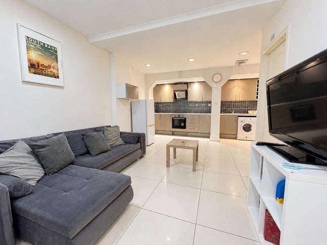 **02 Bedroom Flat - The AVE - West Ealing W13**  Main Photo