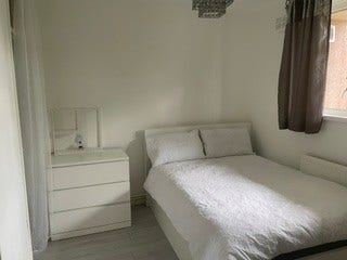 Newly Furnished Double room in E5 Main Photo
