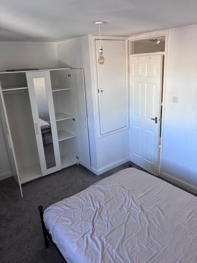 Double room in a clean 2 bed house Main Photo
