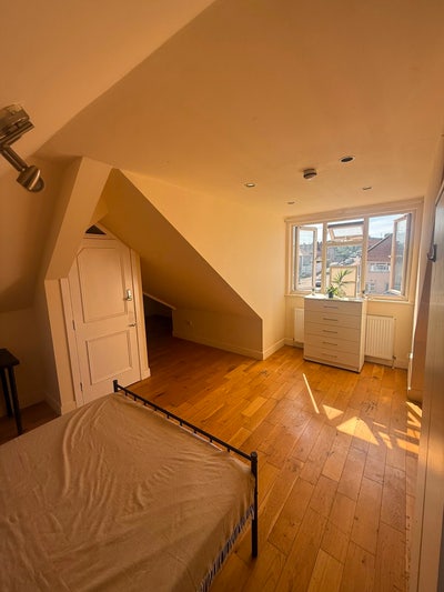Big Room in a New House- Close to Transport&Shops Main Photo