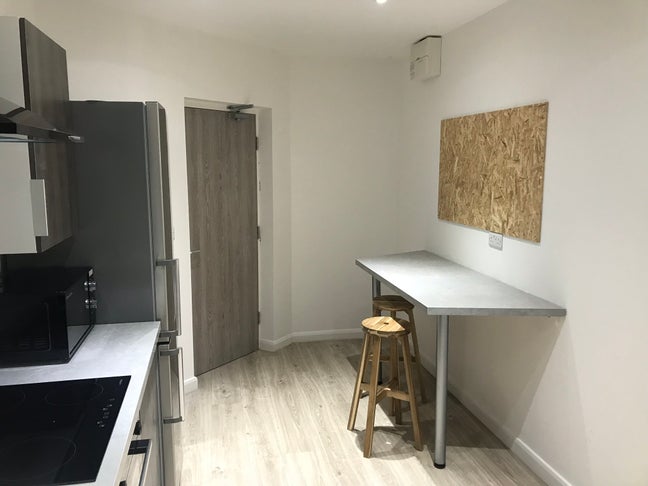 1 room available in 2 bedroom flat Main Photo