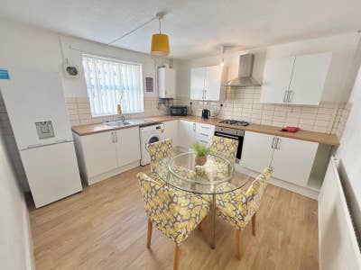 2 bedroom house - Richmond Road  Main Photo