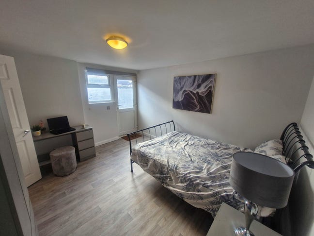 Town Centre - Spacious ground floor ensuite room Main Photo