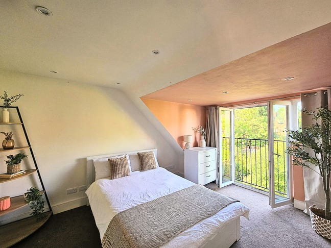 Spacious double bedroom- Streatham Common Station! Main Photo