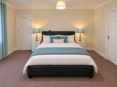 ✨ Beautiful Room to Rent in Stylish 3-Bedroom Cott Main Photo