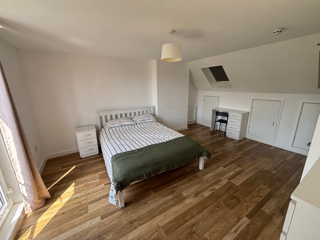 Huge double room & en-suite, 10min RSCH..GU2 9TB Main Photo