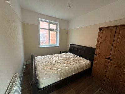Double bedroom in bungalow Main Photo