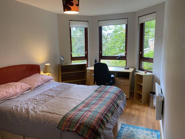 Quite double bedroom in West End Main Photo