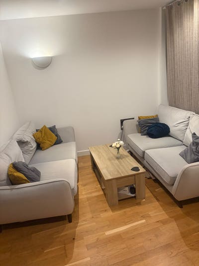 Spacious bedroom available in central location Main Photo