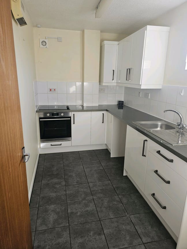 Studio Flat to Let Main Photo