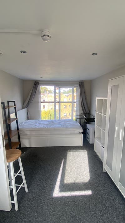 Studio Flat - top floor - 2 minute walk to station Main Photo