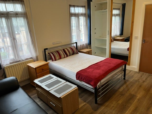 Large Double En-Suite Room-near Slough High Street Main Photo
