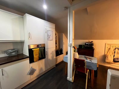 Large Room in 2 Bed flat (with a cat) - Pics TBC Main Photo