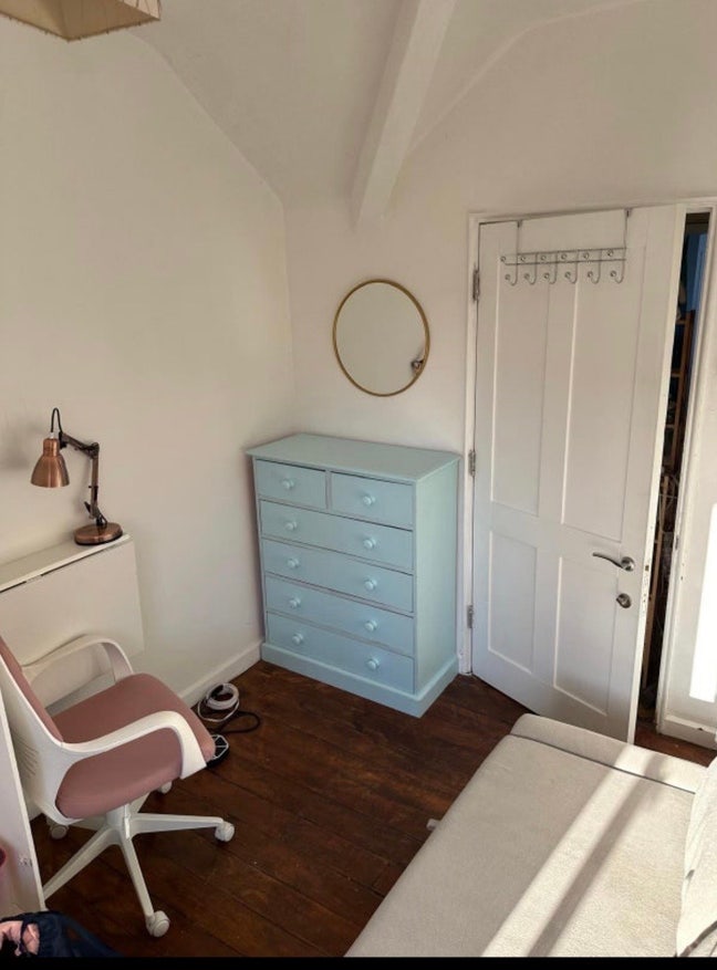 Small Cozy Room Main Photo