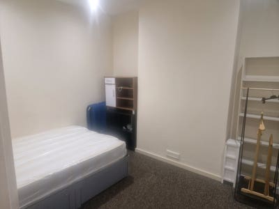 Spacious single room Available  Main Photo