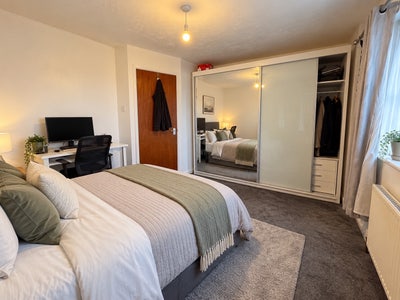 Spacious double bedroom with Desk & WiFi  Main Photo