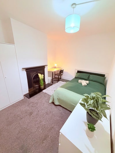 Amazing  double room  with parking in Wimbledon!  Main Photo