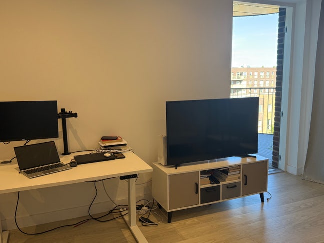 1 Bed Modern Flat-Short Term)"All Bills Included"  Main Photo