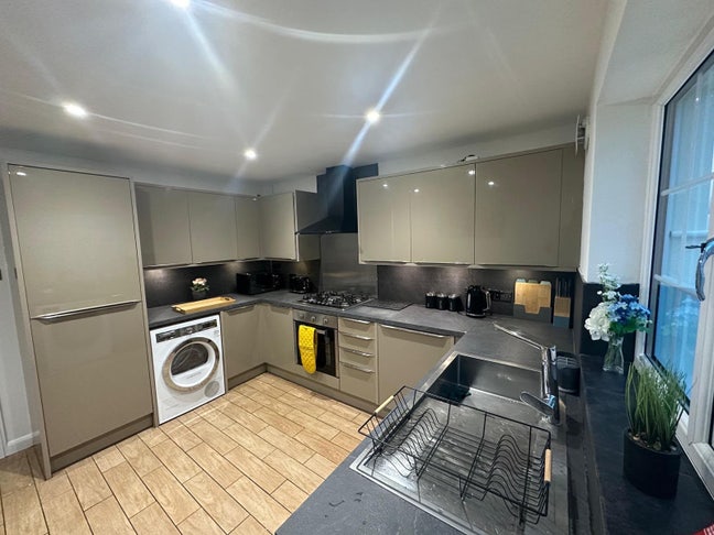 Single and double Rooms available in Mk Main Photo