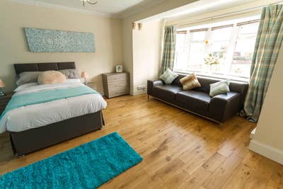 En-suite Double Bedroom in Kingswood Main Photo