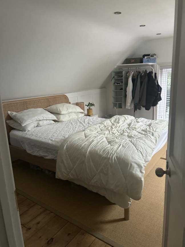 This is a large third floor room for rent   Main Photo