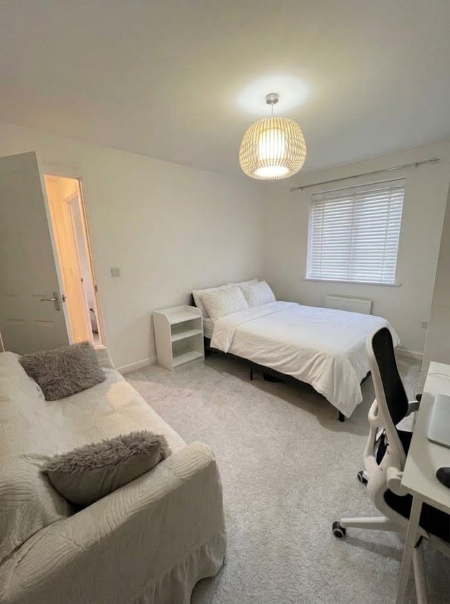 Stunning Room in Premium Professional House Share Main Photo
