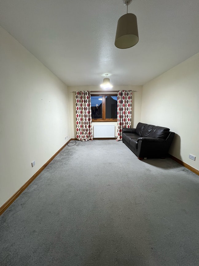 1 Double room available in a 2bed property Main Photo