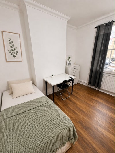 *Single Room Next to Shops and Transports  Main Photo
