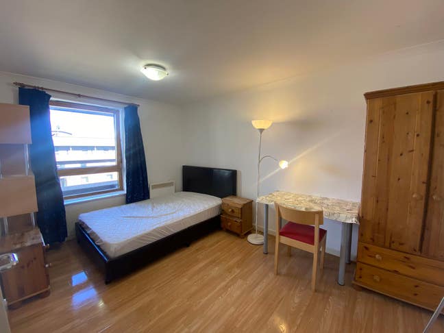 Top floor Double Room Opposite Canary Wharf Main Photo