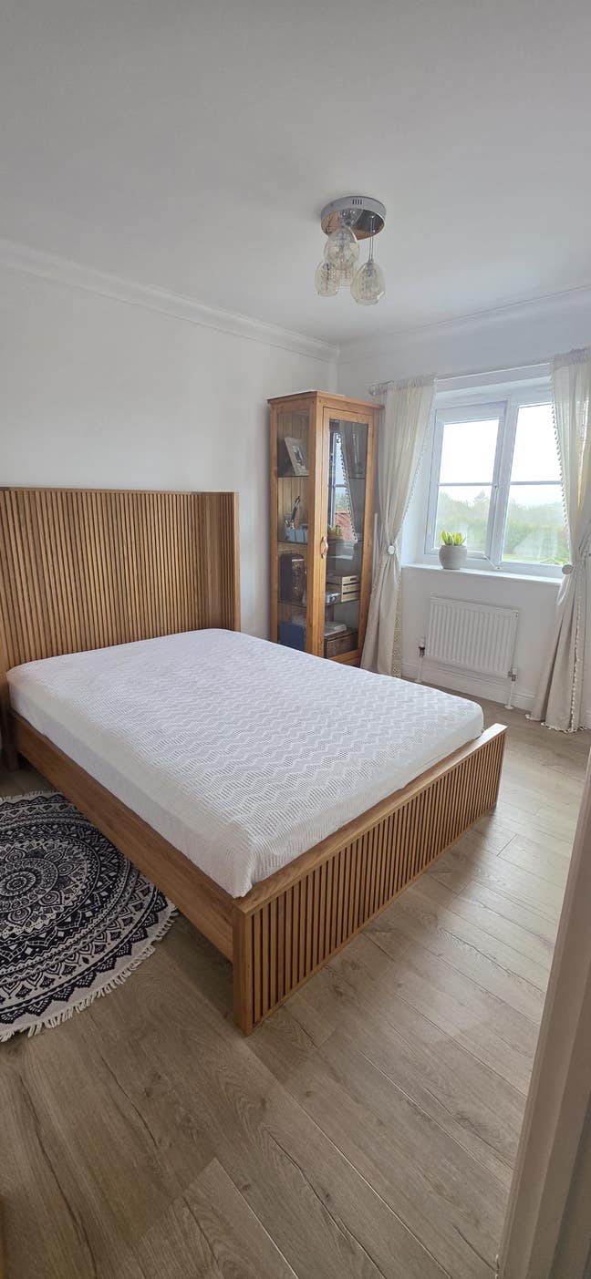 Bright, furnished room to rent with live in landlo Main Photo
