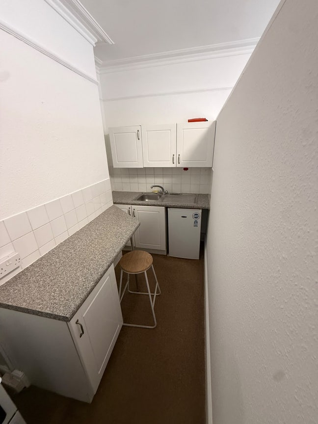 Re-available. Studio in town centre &pound;650 inc bills Main Photo