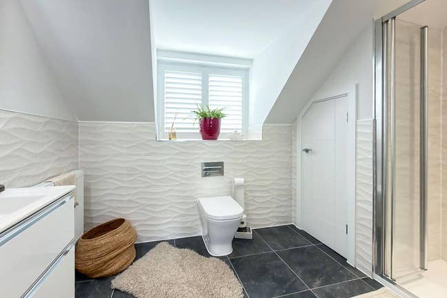 Quiet, cozy double room with ensuite and parking s Main Photo