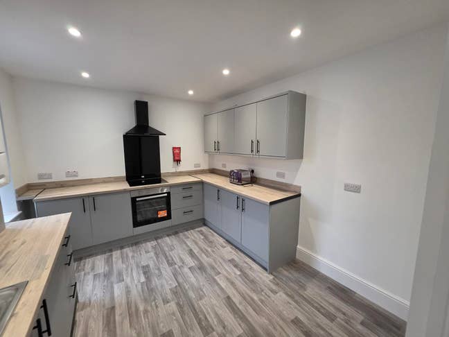 🔥 6 Rooms Available Now, 3 En-Suite! 👀 Main Photo