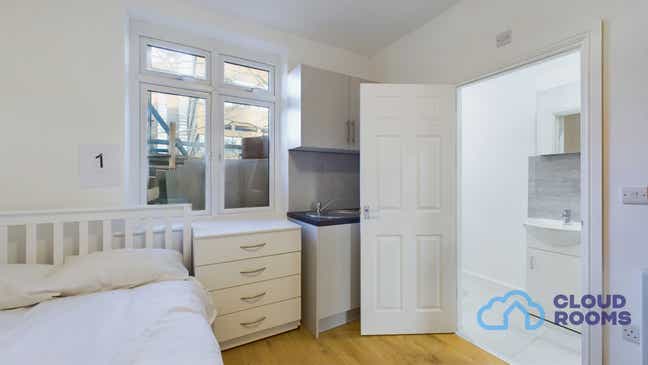 En-Suite with Semi Kitchen – SE9 🏠 Eltham Main Photo