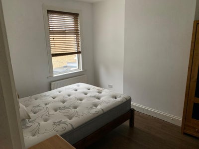 Bright double room in charming Victorian house Main Photo