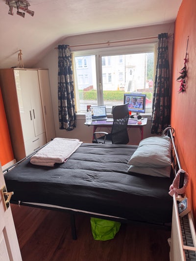 Spacious Double room available in 3Bedroom house Main Photo