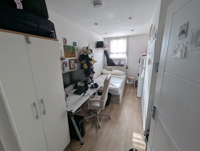 Two double bedrooms in shared flat  Main Photo