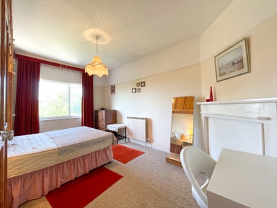 Living Room WOW , Double Room Cricklewood  Main Photo