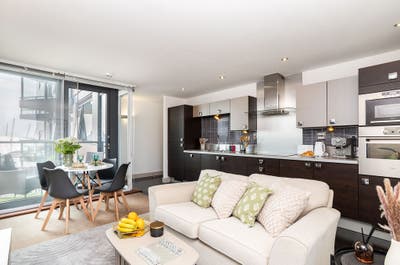 ✨ Lovely Ensuite Room ✦ River Views ✦ 1 min DLR🚄 Main Photo