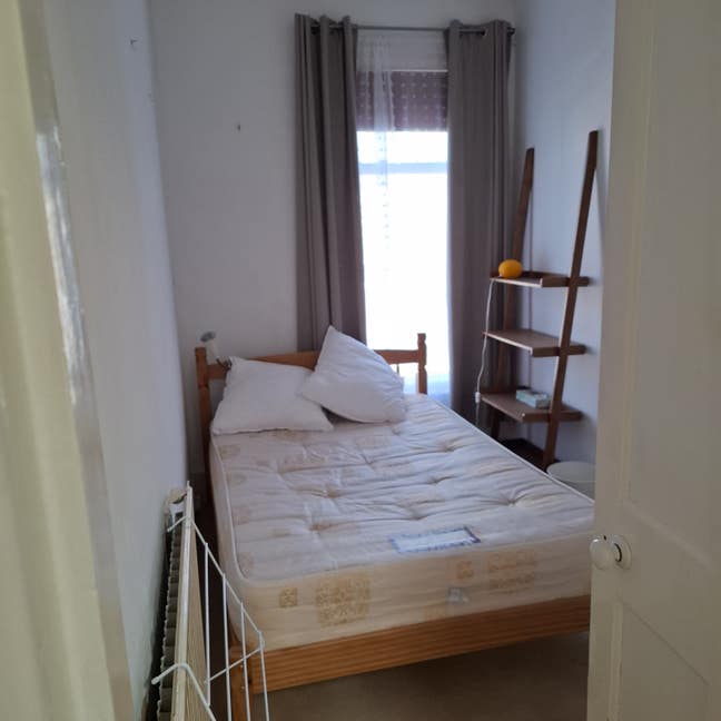 Small dbl in all inc spacious garden flat Balham Main Photo