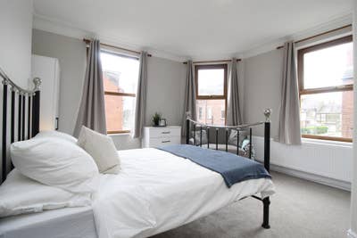 Outstanding Bedroom in LS13, Leeds Main Photo