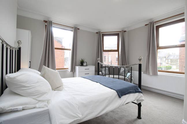 Outstanding Bedroom in LS13, Leeds Main Photo