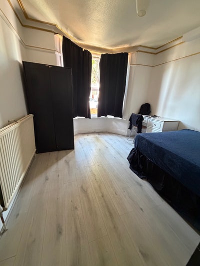 Double room to let in Edmonton  Main Photo